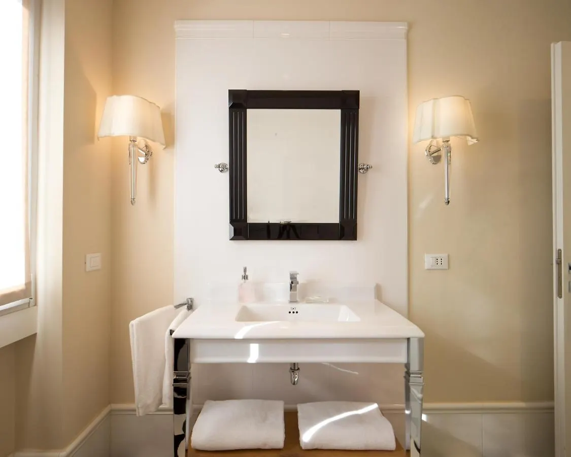 Suite Milano Duomo 2*, Milan